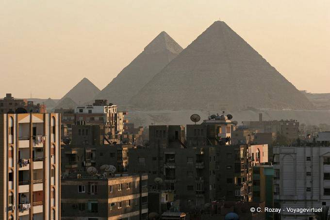 Piramidi credenza, visto dalla città, Cairo - Egitto