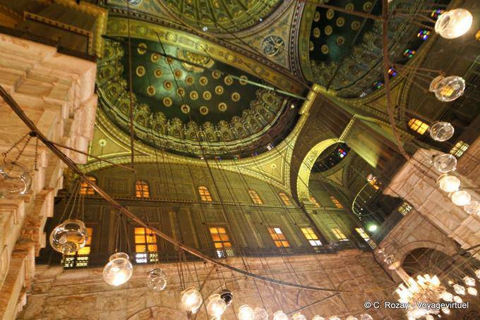 Illuminazione e cupole all'interno della moschea Mehemet Ali, Cairo - Egitto