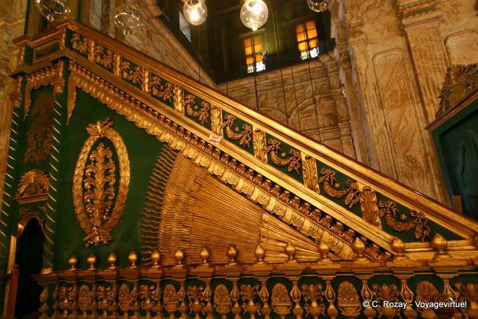 RAMP riccamente decorata all'interno della moschea Mohammed Ali, Cairo - Egitto