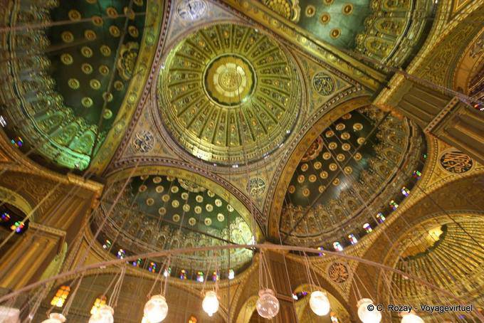 Magnificenza interiore Mehemet Ali moschea, Cairo - Egitto