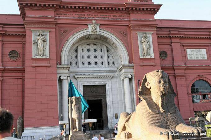 Sphynx di fronte all'ingresso del Museo del Cairo - Egitto
