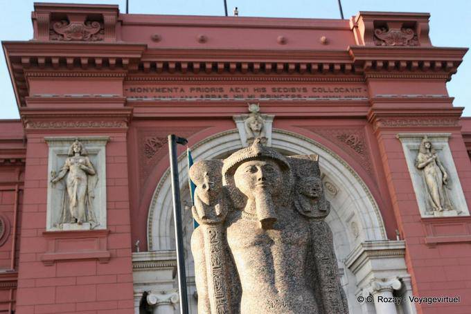 Statua di ingresso Faraone al museo archeologico, Cairo - Egitto