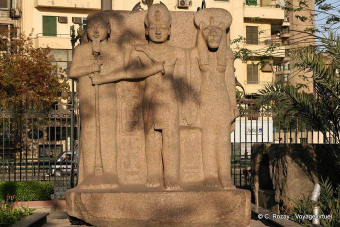 Triad divinità egizie nel giardino del Museo Egizio, Il Cairo - Egitto
