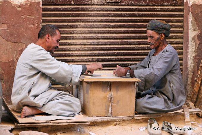 Giocatori di domino su cartone su una strada, Luxor - Egitto