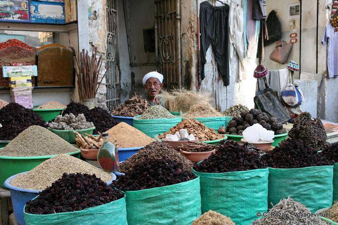 Vecchio mercante derrrière sua bancarella al souk, Luxor - Egitto
