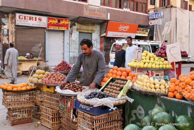 Mercante di frutta in una strada a Luxor - Egitto