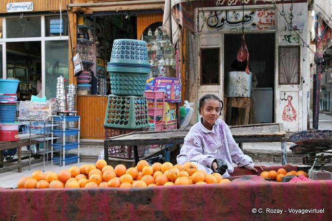 Il piccolo mercato di arance davanti a una macelleria, Luxor - Egitto