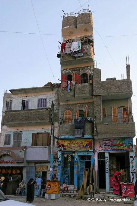 Incredibile la costruzione di una casa pendente a quattro piani, Luxor - Egitto