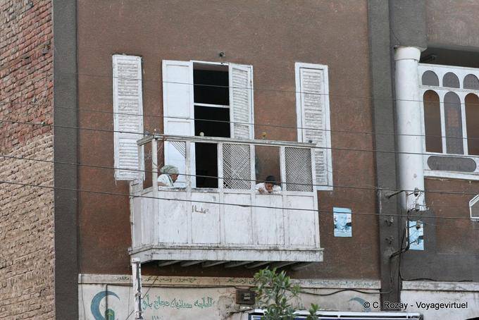 La vita su un balcone in legno, Luxor - Egitto
