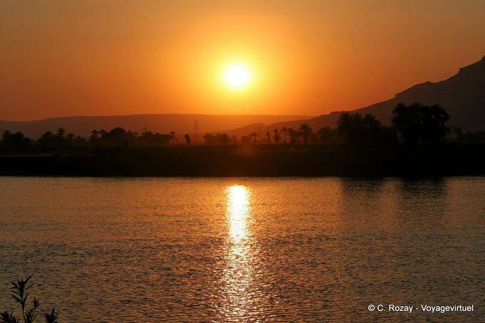 Tramonto sul Nilo di fronte alla Valle dei Re, a Luxor - Egitto
