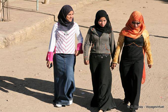 Ragazze che camminano a Luxor - Egitto
