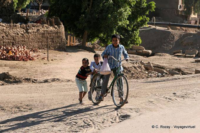 Tre bambini con una moto, Luxor - Egitto