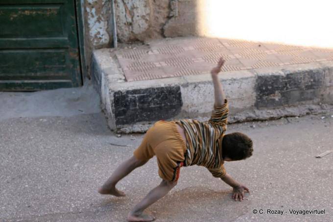 Giovane acrobata in strada, Luxor - Egitto