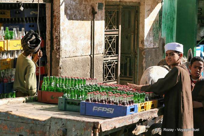 Piccole lattine di soda concessionario, Luxor - Egitto