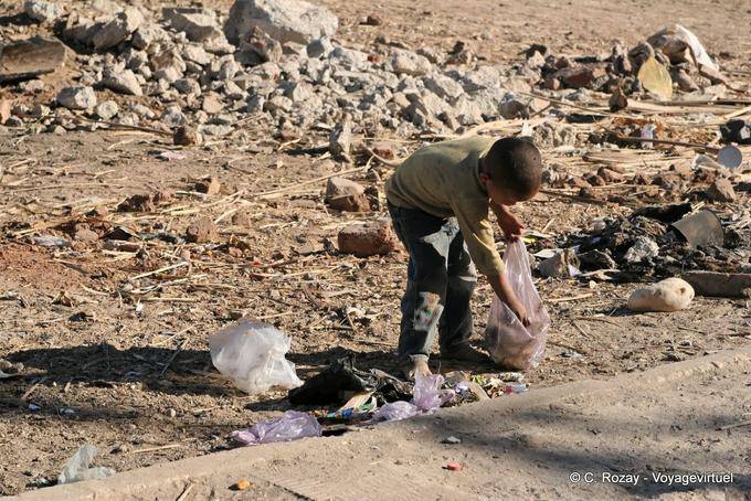 Bambini nel cestino, Luxor - Egitto