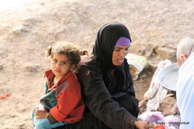 La madre e il bambino con piumoni Via Luxor - Egitto