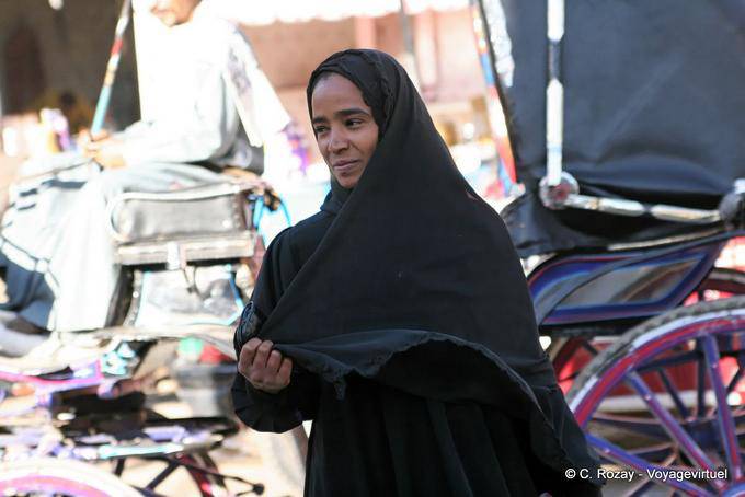 Sorridente donna in nero tradizionale, Luxor - Egitto