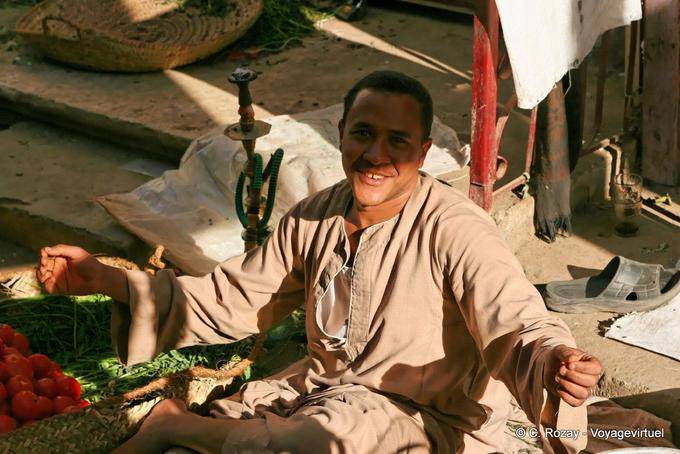 Sorridente invito del venditore ambulante, Luxor - Egitto