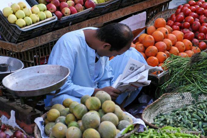 La lettura del mercato dei quotidiani a Luxor - Egitto