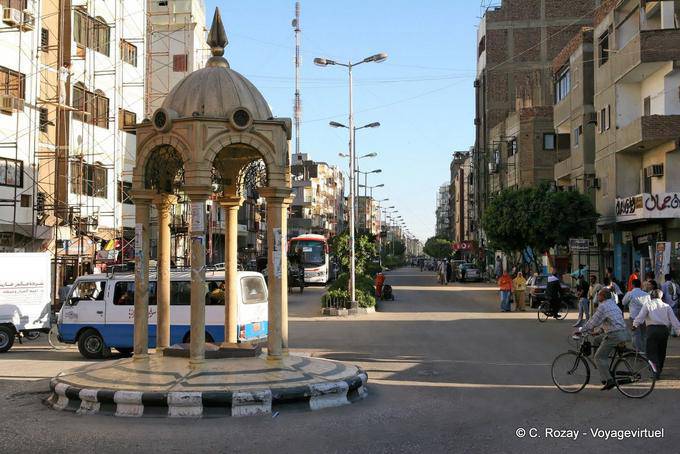 Mettere tra il bordo e il viale Al Mathan, Luxor - Egitto