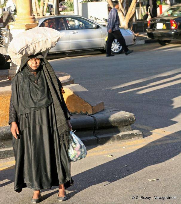 Sacchetto viveri sulla testa, Luxor - Egitto