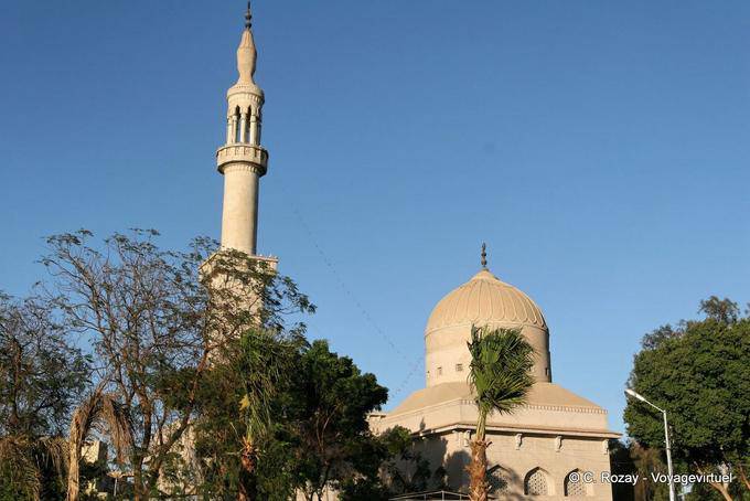 Moschea, minareto e la cupola, nei pressi del Nilo Corniche, Luxor - Egitto