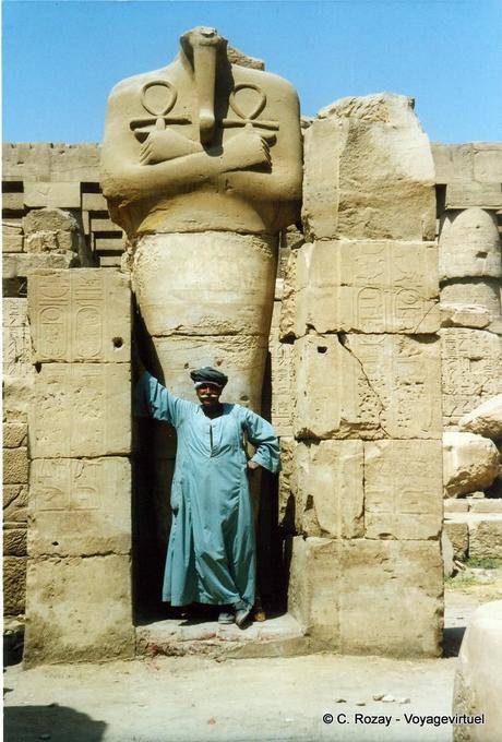 Statua faraone senza testa e mantiene baffi, tempio di Karnak - Egitto