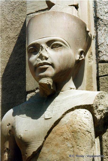 Statua di Amon a fronte di Tutankhamon, tempio di Karnak - Egitto