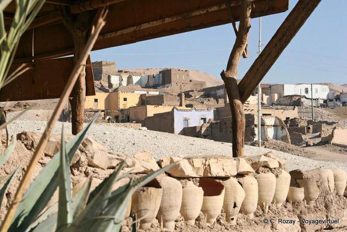 Viale di ceramica rotto, Qurna - Egitto
