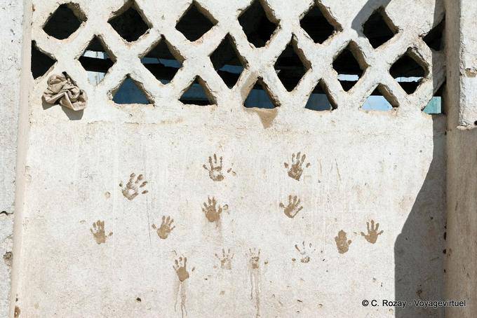 Khamsa, mani protettive su una parete, Qurna - Egitto