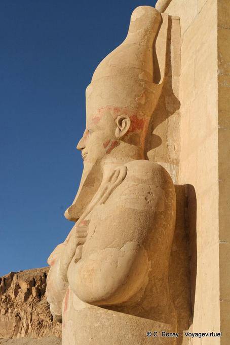 Osiris-Ra, colosso sulla terrazza superiore del tempio funerario di Hatshepsut - Egitto