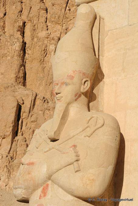 Colosso di Osiride, nell'angolo sinistro del tempio terrazza superiore di Hatshepsut - Egitto