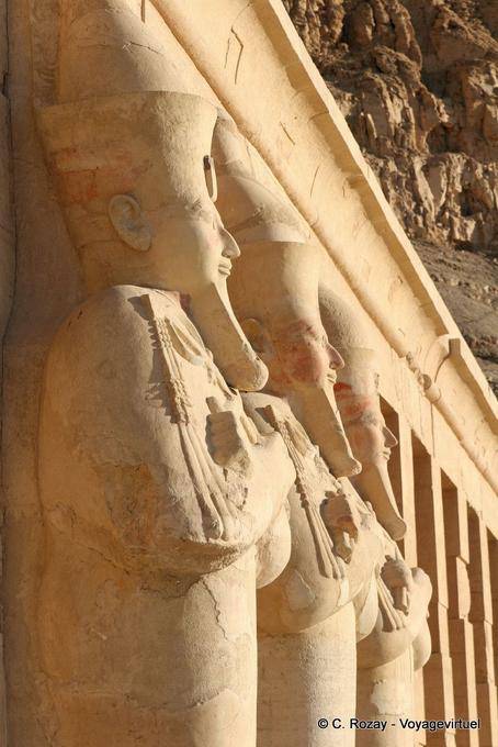 Colossi Osiride dell'allineamento a destra del cancello d'ingresso, Tempio di Hatshepsut - Egitto