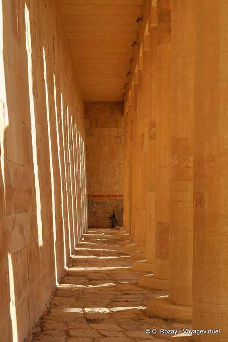 Dietro le colonne del tempio di Hatshepsut terrazza superiore - Egitto