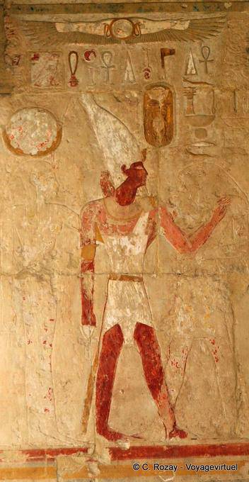 Colori antichi, bassorilievo di un faraone che indossa la corona Tempio Hedjet di Hatshepsut - Egitto