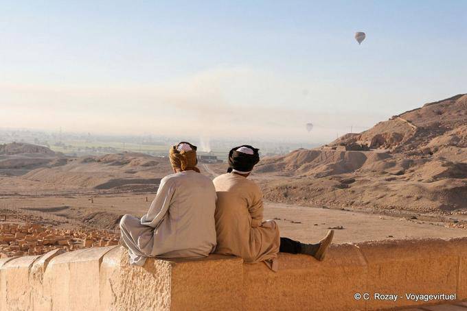 La meditazione prima che il paesaggio e i resti del tempio di Mentuhotep II, Deir el-Bahari - Egitto