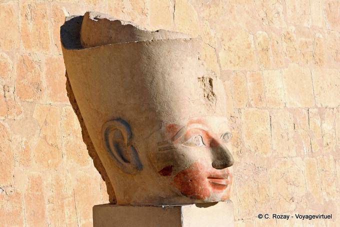 Testa Colossus off su un piedistallo, Tempio di Hatshepsut - Egitto