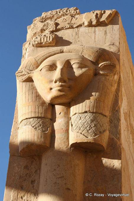 Orecchie Hathor rappresentazione di mucca su una colonna scanalata, Tempio di Hatshepsut - Egitto