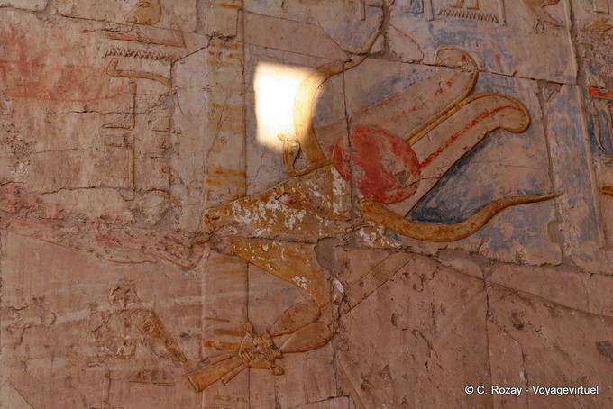 Hathor testa di mucca che lecca una mano reale, Tempio di Hatshepsut - Egitto