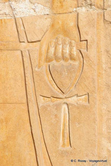 Mano che tiene la croce della vita (o ankh ankh o croce), sollievo, tempio di Hatshepsut - Egitto