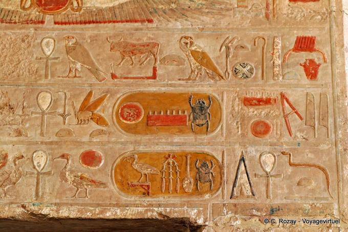 Cartucce e simboli geroglifici dipinti tempio di Hatshepsut - Egitto