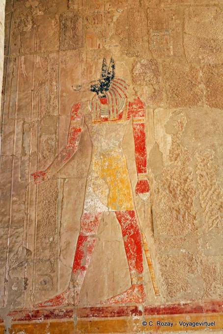 Rappresentazione di colore di Anubi, il dio padrone funeraria di cimiteri e imbalsamatori, Tempio di Hatshepsut - Egitto