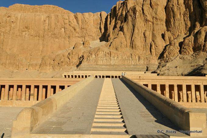 La rampa dalla terrazza superiore, Tempio di Hatshepsut - Egitto