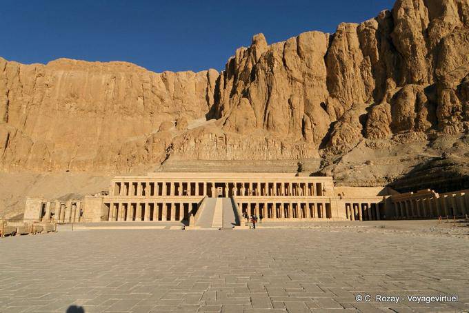 Portici visto dal secondo cortile, Tempio di Hatshepsut, circo Deir el-Bahari - Egitto