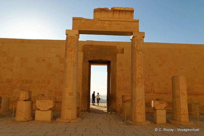 Porta in granito rosa, chiamato Amon gli splendidi monumenti, vista dall'interno del cortile dietro il terzo frame, Tempio di Hatshepsut - Egitto