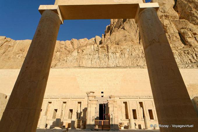 L'accesso al portico davanti al santuario di Amon, Hatshepsut, quinta regina della XVIII dinastia - Egitto
