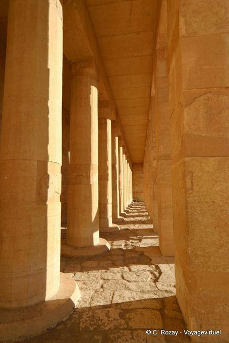 Sole e ombra sul tipo di colonna protodorique tempio di Hatshepsut - Egitto