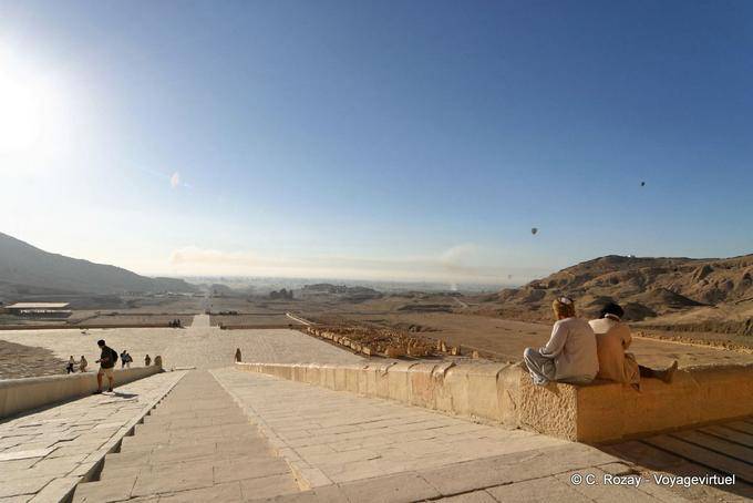 Vista inferiori tribunali, scale e la valle in quanto il sito ultima terrazza di Hatshepsut - Egitto