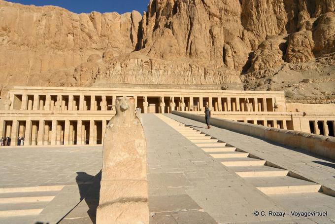 Il portico del Punt e la rampa al tempio di Hatshepsut - Egitto
