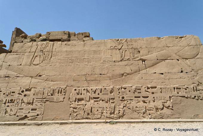 Barca sacra in bassorilievo, tempio di Karnak - Egitto